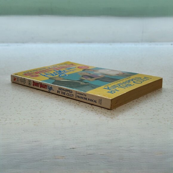 Sweet Valley High - # 82 Kidnapped by the Cult - Picture 3 of 3